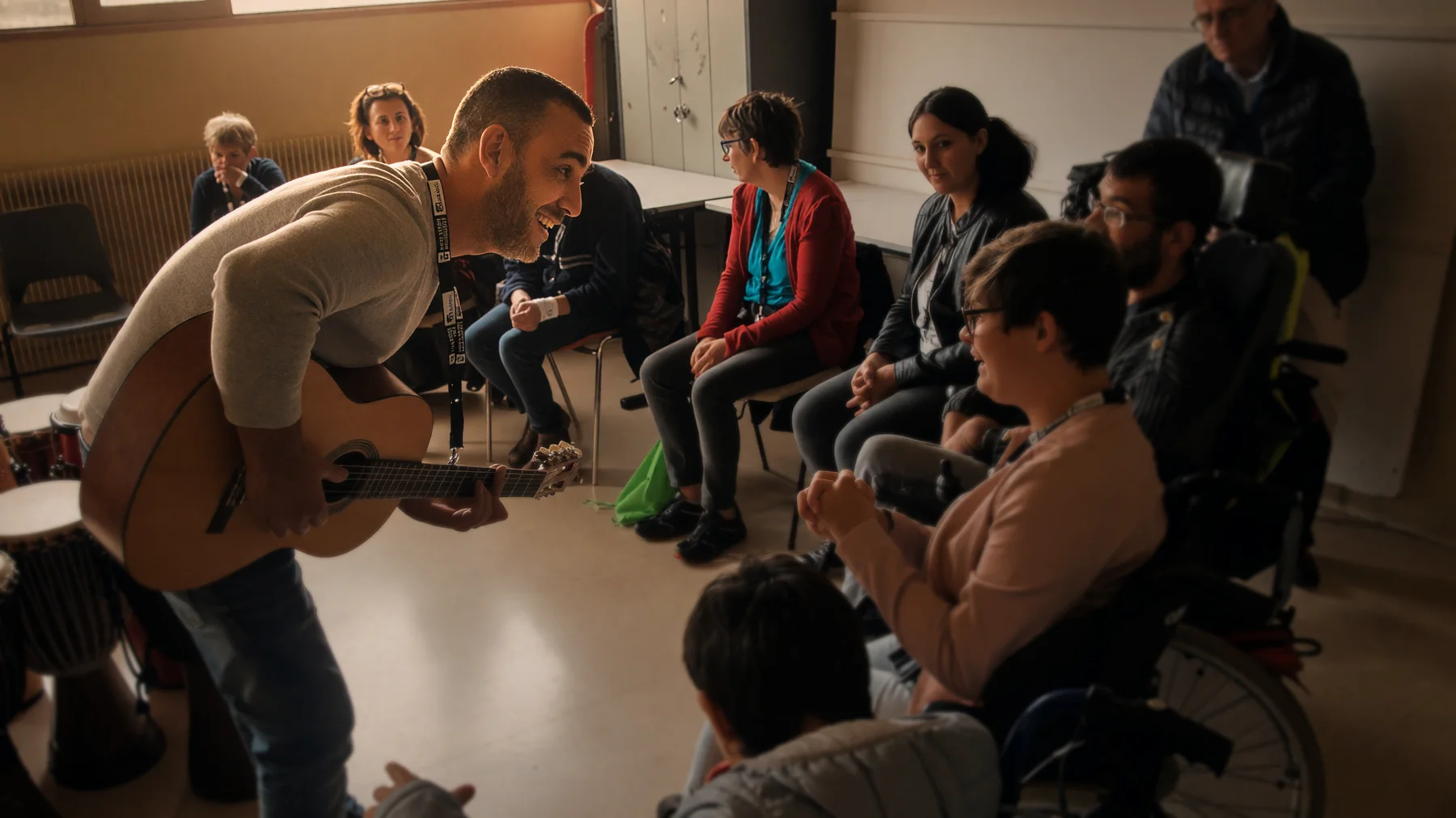 Lahouari Bouregaya, consultant Vision Sociale, anime un atelier guitare avec des personnes accompagnées