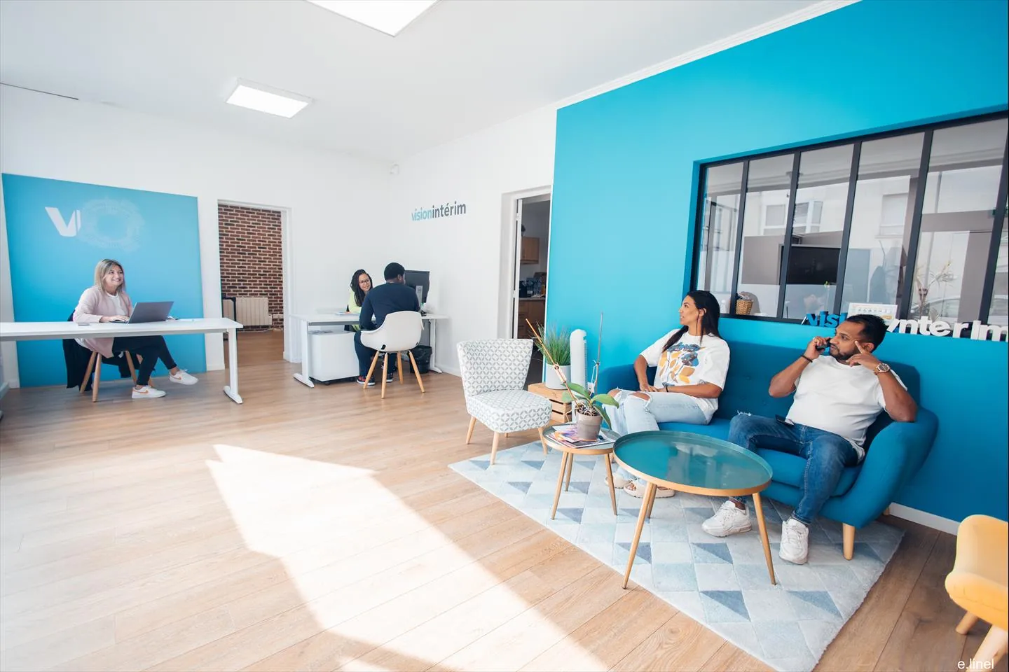 L'espace d'accueil d'une agence Vision Intérim, canapés et bureaux